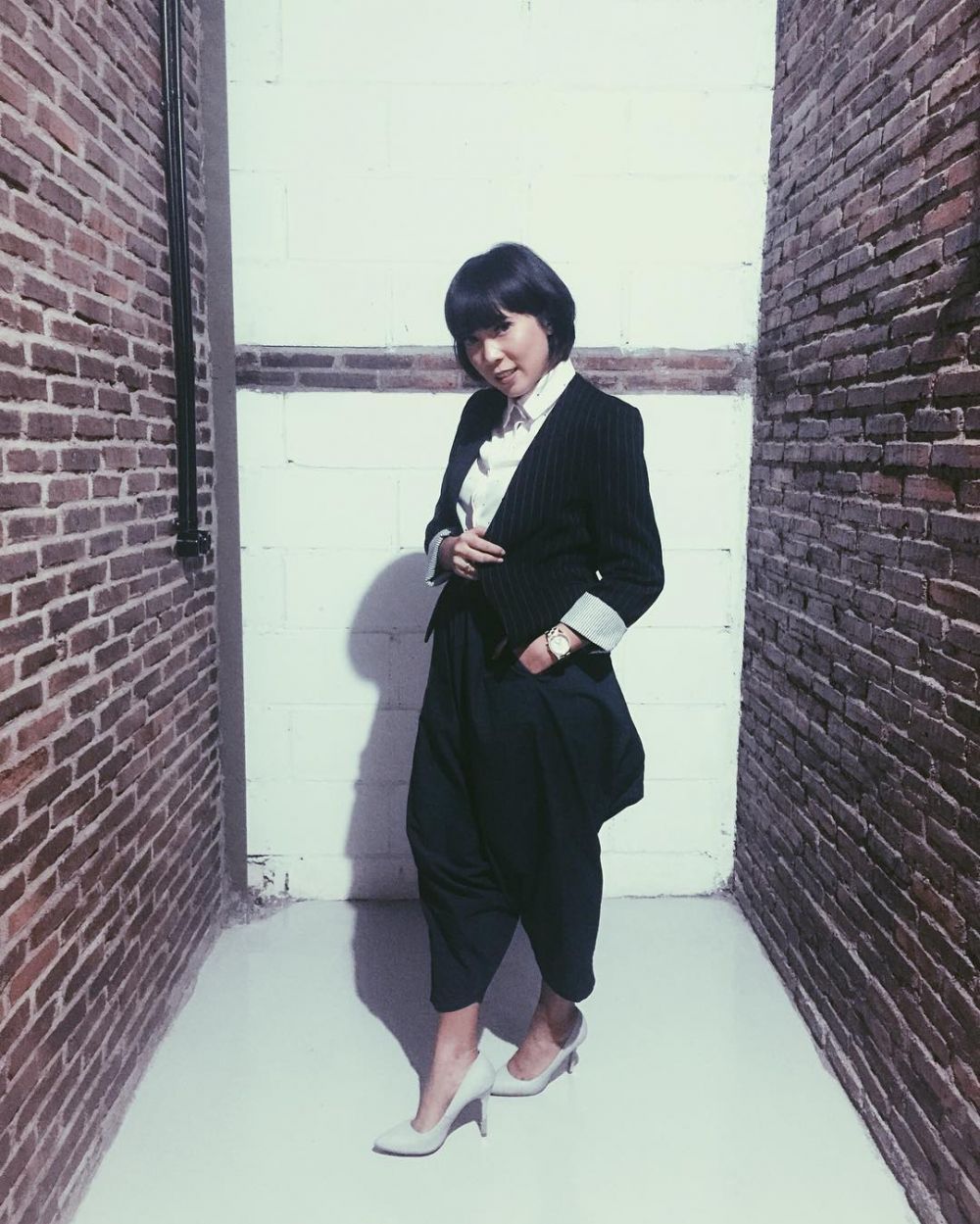 7 Gaya outfit cewek untuk menyamarkan paha besar ala Fitri Tropica