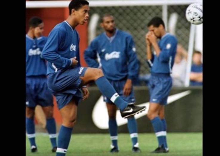 Gantung sepatu, ini 15 potret perubahan Ronaldinho sejak kecil