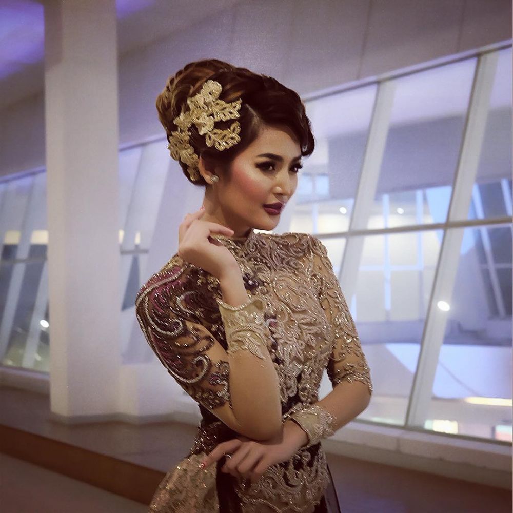 7 Pesona Maria Selena dalam balutan kebaya, cantiknya buat nggak kedip