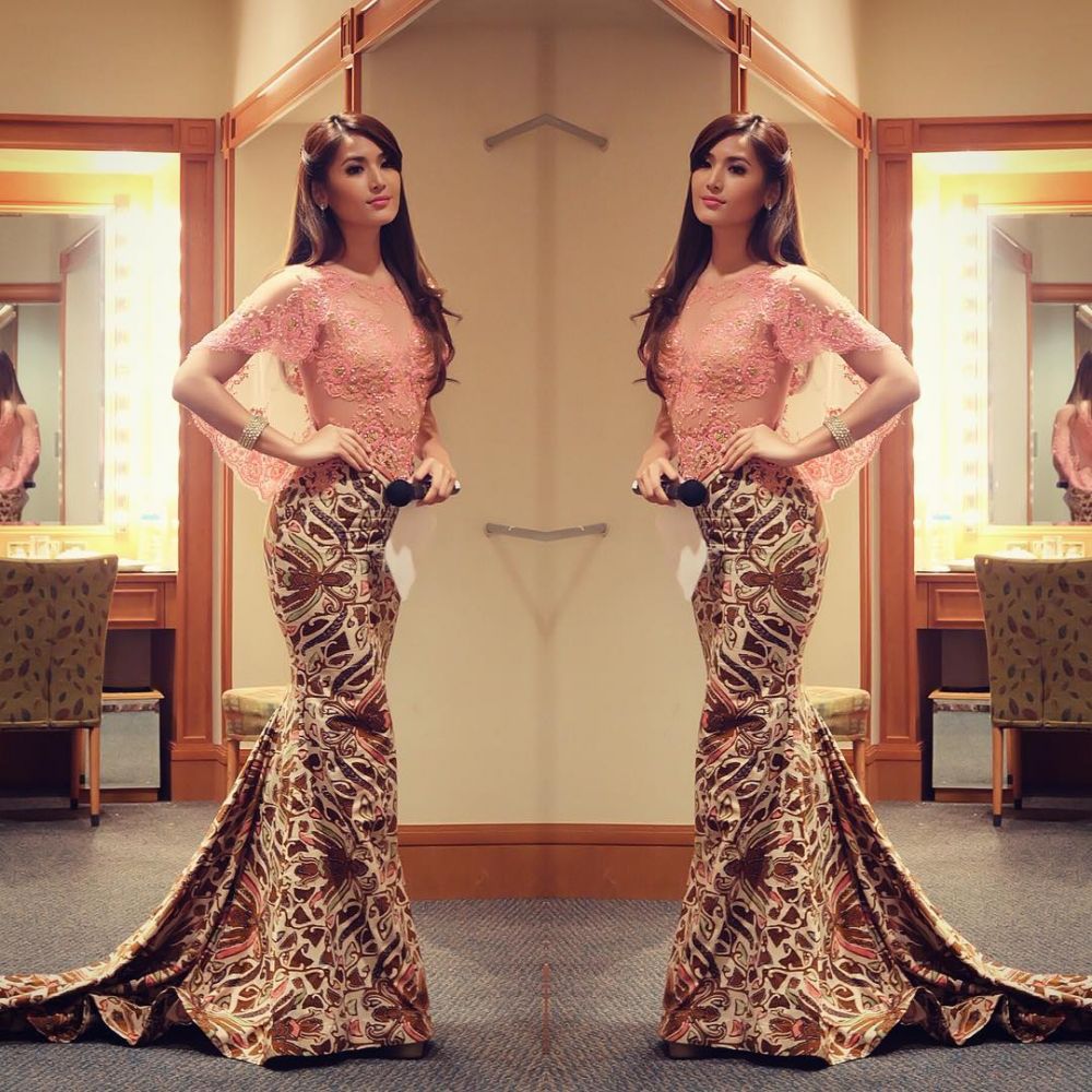 7 Pesona Maria Selena dalam balutan kebaya, cantiknya buat nggak kedip