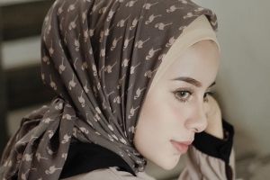 5 Inspirasi hijab printed scarf untuk tampil elegan