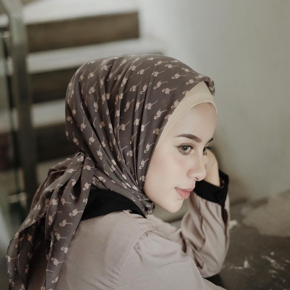 5 Inspirasi hijab printed scarf untuk tampil elegan