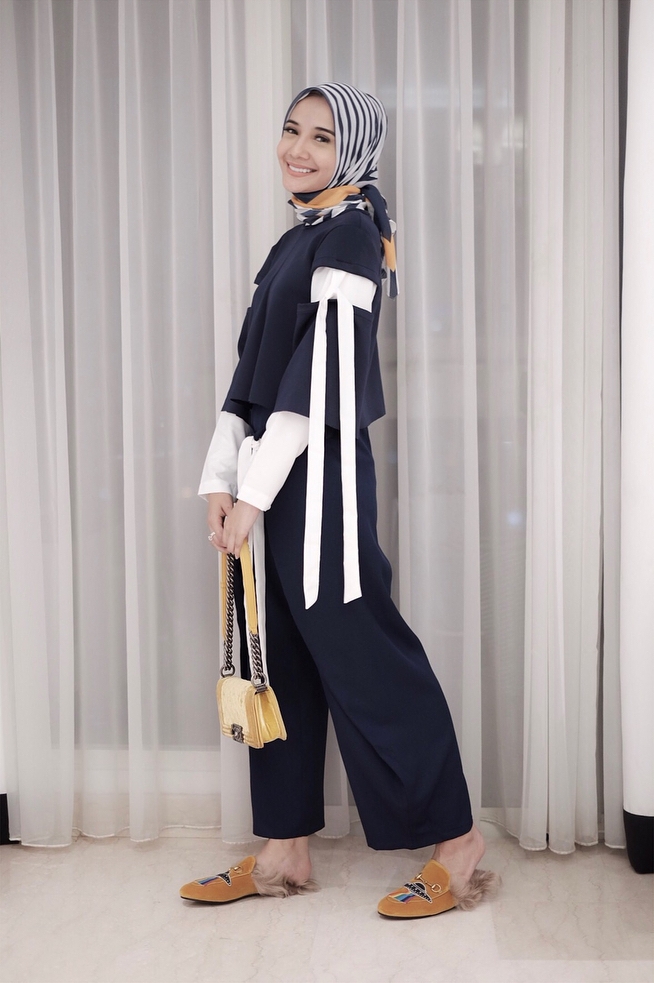 5 Inspirasi hijab printed scarf untuk tampil elegan
