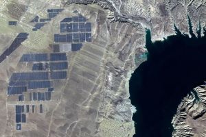 Ini penampakan 4 juta panel surya di China dari angkasa, ada yang aneh