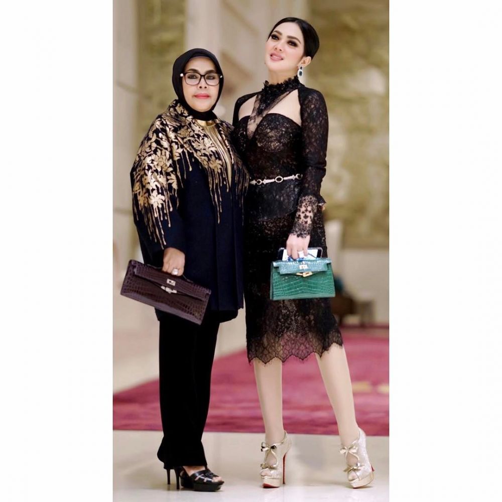 13 Ibu seleb Indonesia ini jarang terekspos, sama-sama cantik