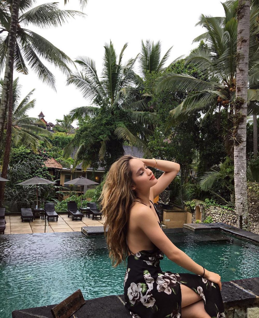 10 Pose seksi Cinta Laura saat kenakan dress perlihatkan pundak