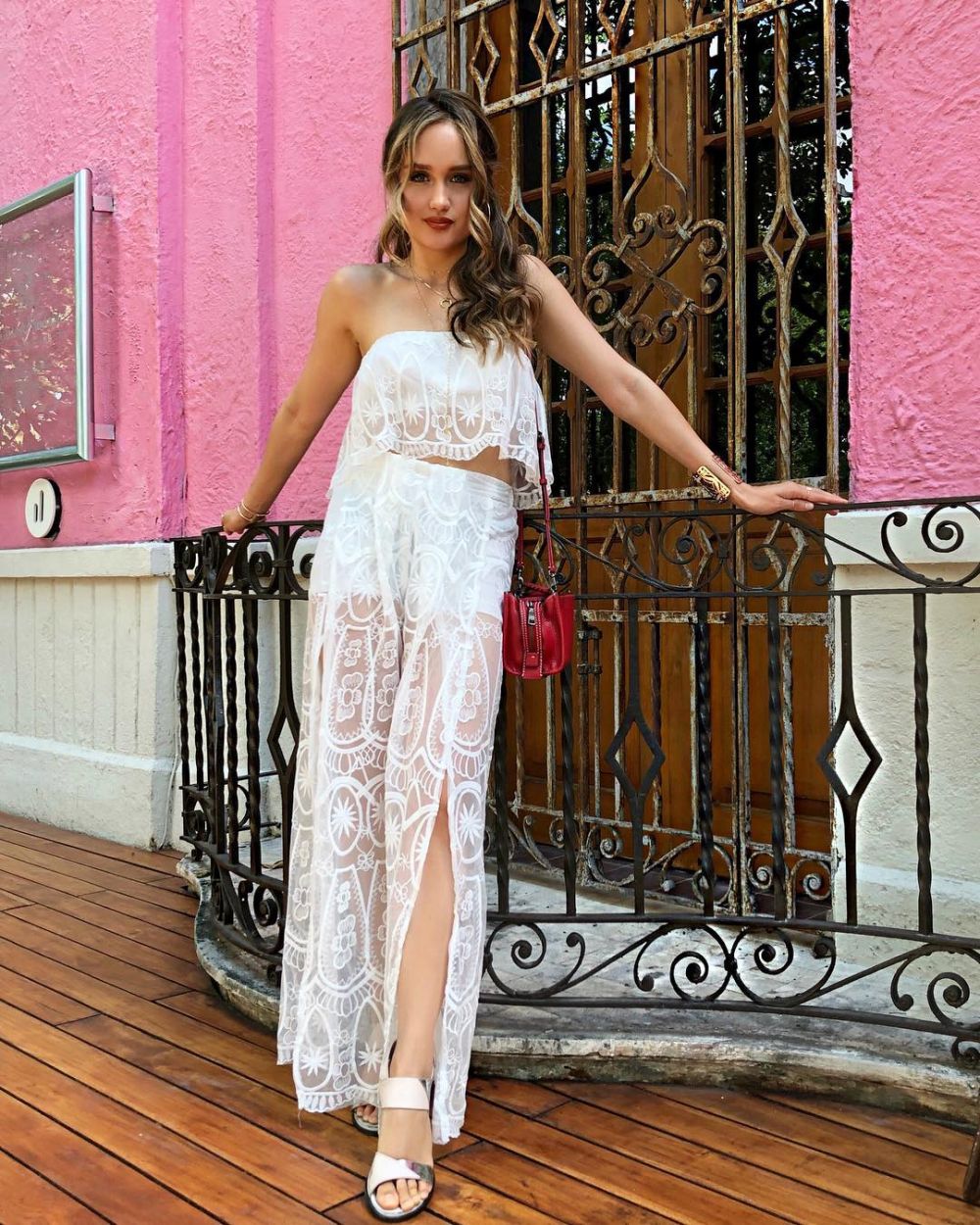 10 Pose seksi Cinta Laura saat kenakan dress perlihatkan pundak