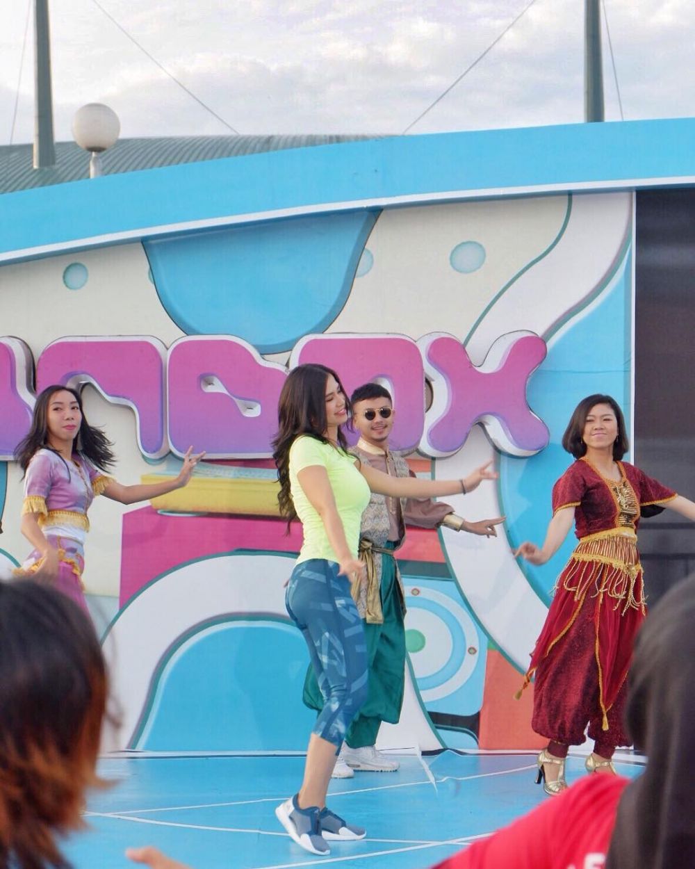 11 Gaya seksi Maria Vania, host yang dikabarkan dekat Stuart Collin