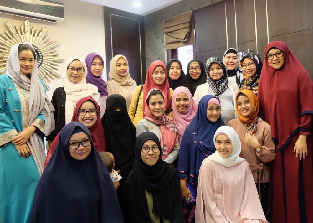 10 Potret kekompakan geng pengajian para artis kondang, adem lihatnya