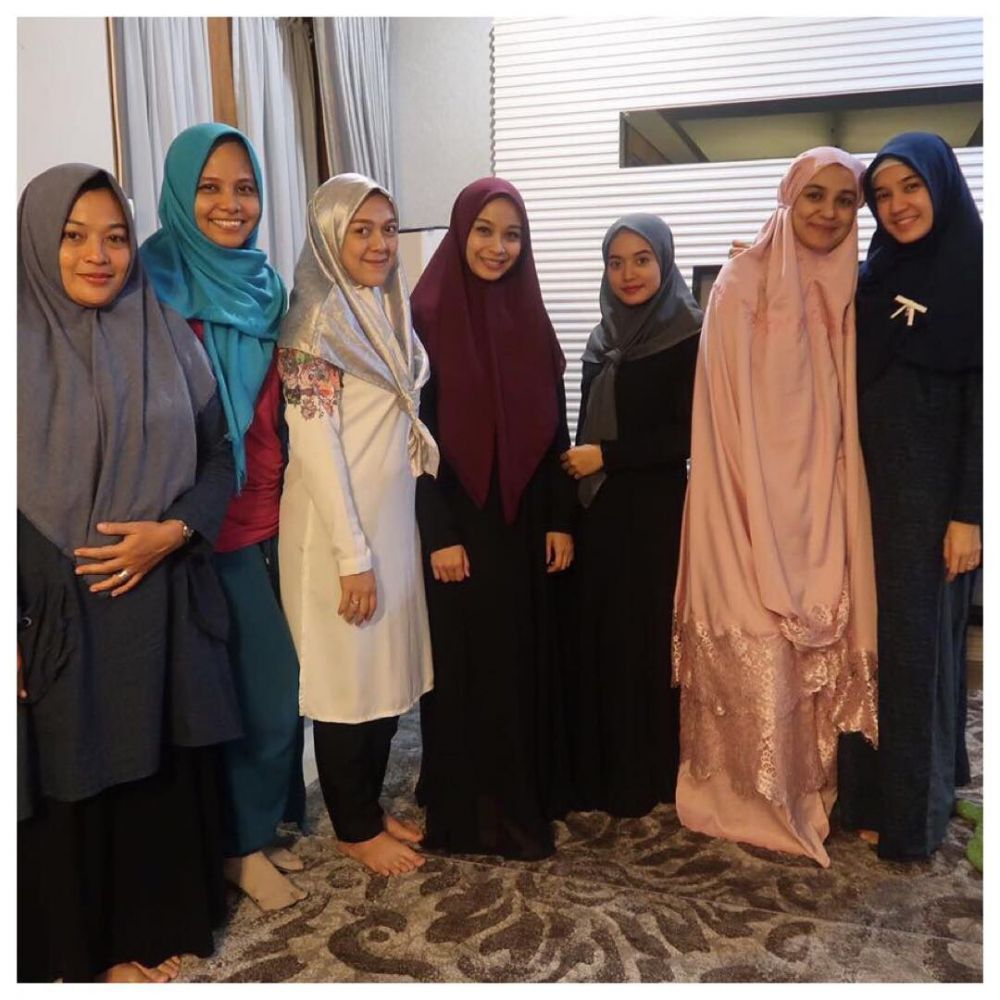 10 Potret kekompakan geng pengajian para artis kondang, adem lihatnya