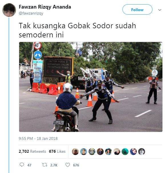 Momen emak-emak 'main gobak sodor' bareng petugas Dishub, bikin ngakak