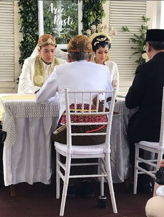 Sah jadi suami-istri! Ini 6 potret haru pernikahan Ardina Rasti