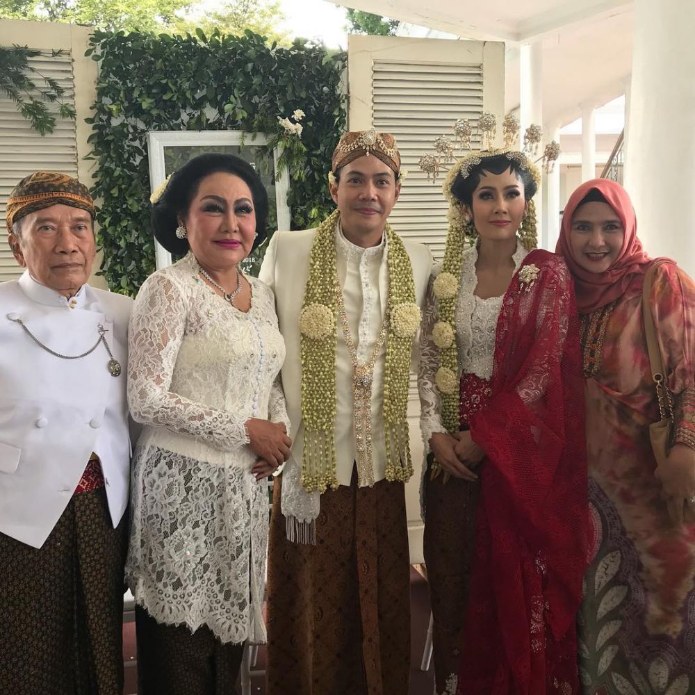 Sah jadi suami-istri! Ini 6 potret haru pernikahan Ardina Rasti