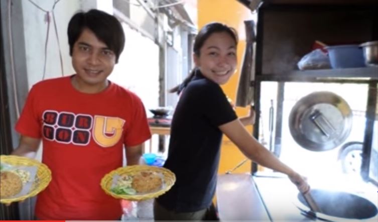 Selain Stuart Collin, ini 4 artis yang nggak gengsi jualan kaki lima