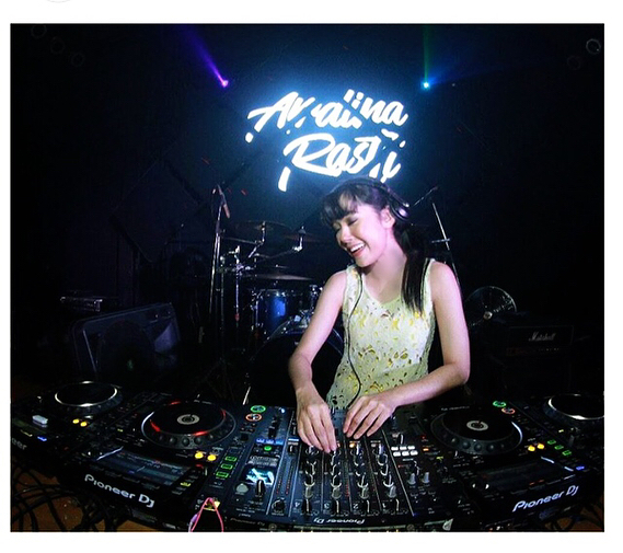 8 Aksi panggung Ardina Rasti saat nge-DJ, enerjik banget