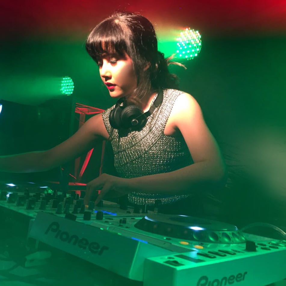 8 Aksi panggung Ardina Rasti saat nge-DJ, enerjik banget