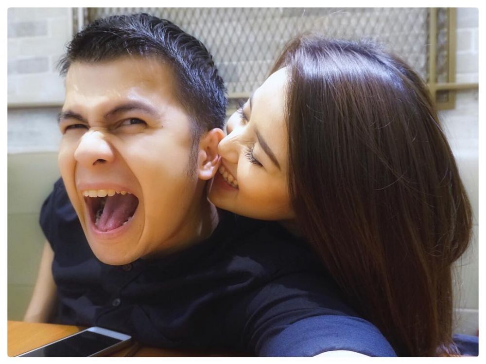 10 Momen romantis Handika Pratama-Rosiana, couple favorit warganet
