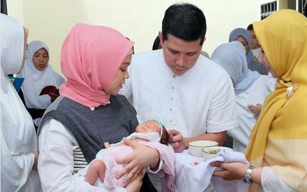 7 Momen akikah anak Haykal Kamil dan Tantri Namirah, penuh rasa syukur