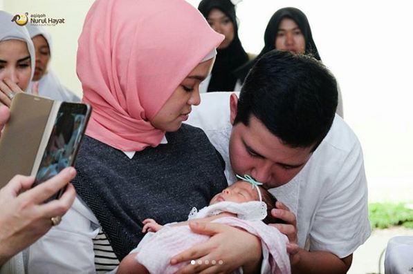 7 Momen akikah anak Haykal Kamil dan Tantri Namirah, penuh rasa syukur