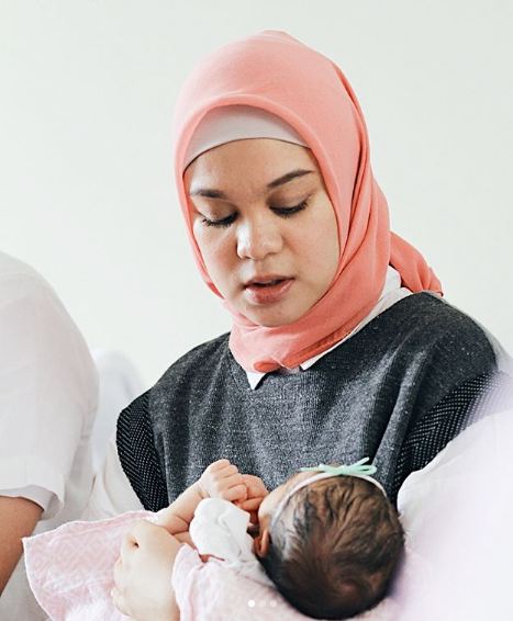 7 Momen akikah anak Haykal Kamil dan Tantri Namirah, penuh rasa syukur