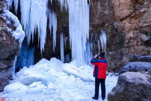 10 Foto indahnya air terjun beku buatan manusia, artistik banget