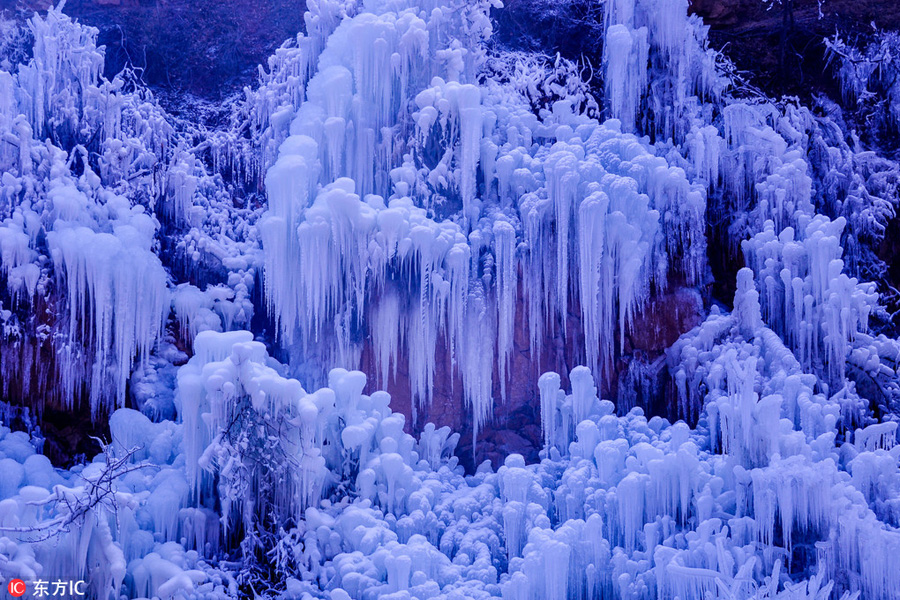10 Foto indahnya air terjun beku buatan manusia, artistik banget