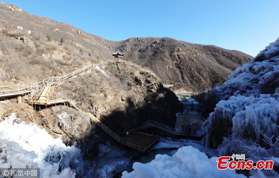 10 Foto indahnya air terjun beku buatan manusia, artistik banget
