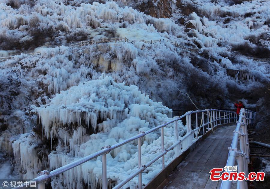 10 Foto indahnya air terjun beku buatan manusia, artistik banget