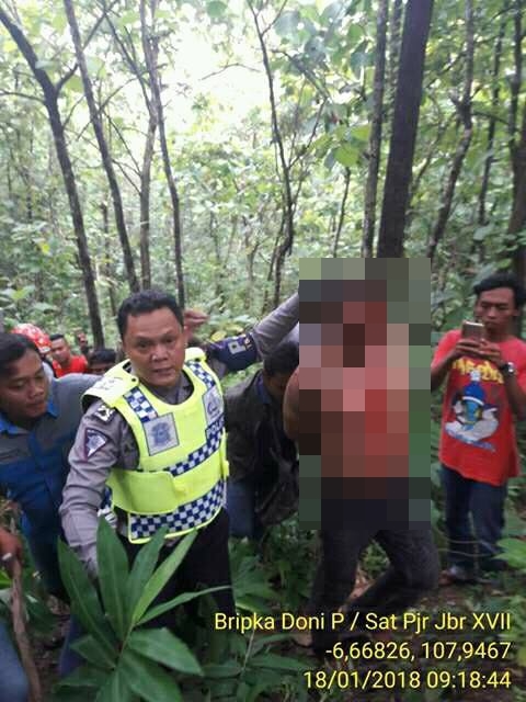 Aksi kejar-kejaran polisi dan pencuri truk semen ini bikin deg-degan