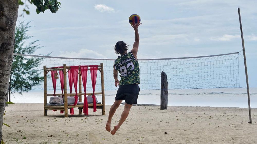 Tak cuma sepak bola, ini 9 potret Kim Kurniawan main olahraga lain