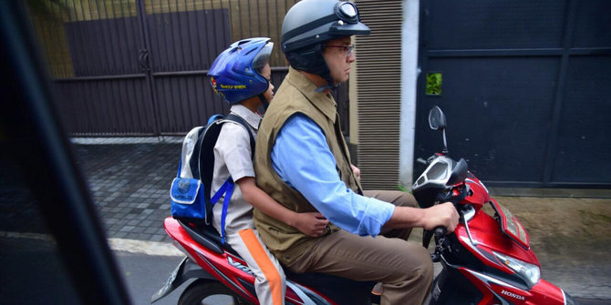 5 Politisi ini tak gengsi naik motor di jalanan, gayanya kece abis