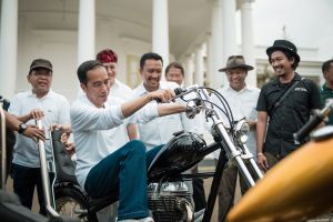 4 Gaya Jokowi naik motor, dari trail hingga moge