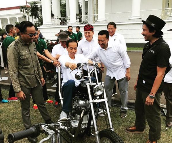 4 Gaya Jokowi naik motor, dari trail hingga moge