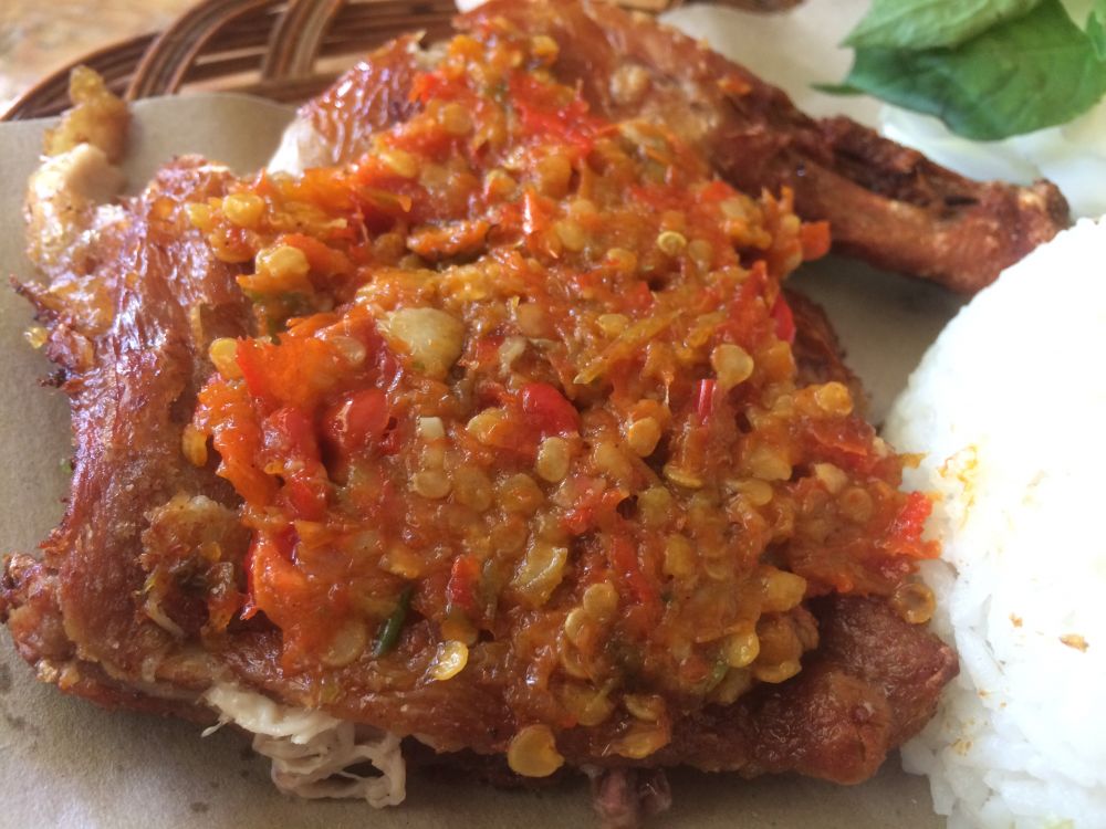 Mencicipi ayam sambal nyinyir di Ayam Geprek Om Tian, pedesnya nampol
