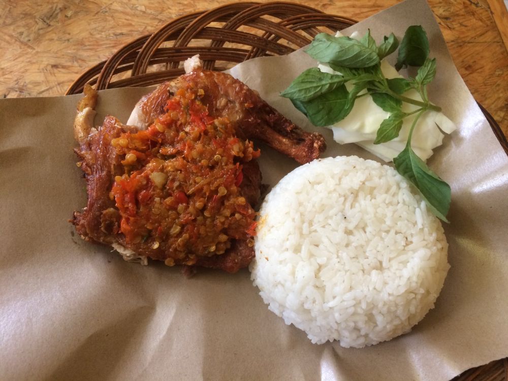 Mencicipi ayam sambal nyinyir di Ayam Geprek Om Tian, pedesnya nampol