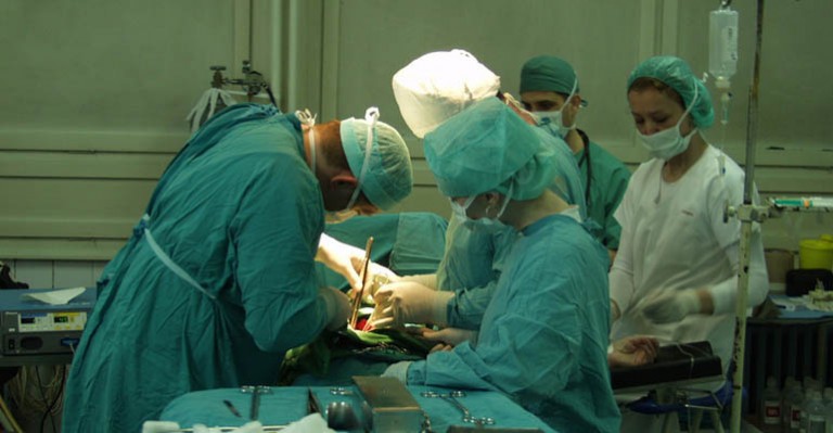 Gara-gara operasi plastik, wanita ini gagal naik pesawat