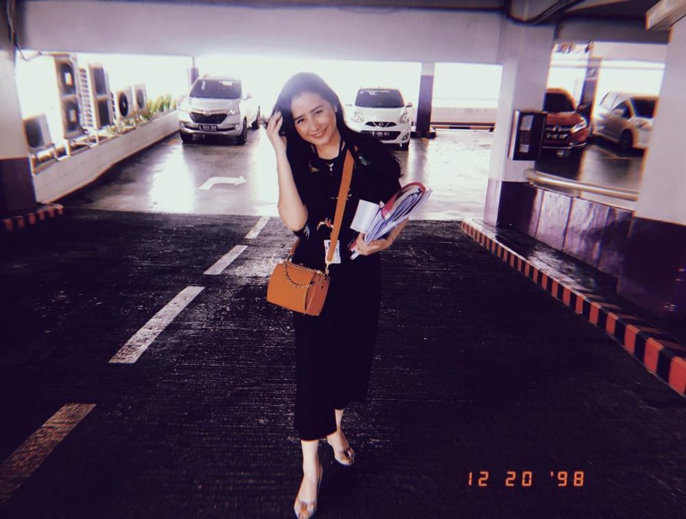 10 Gaya OOTD Prilly Latuconsina saat ke kampus, stylish abis