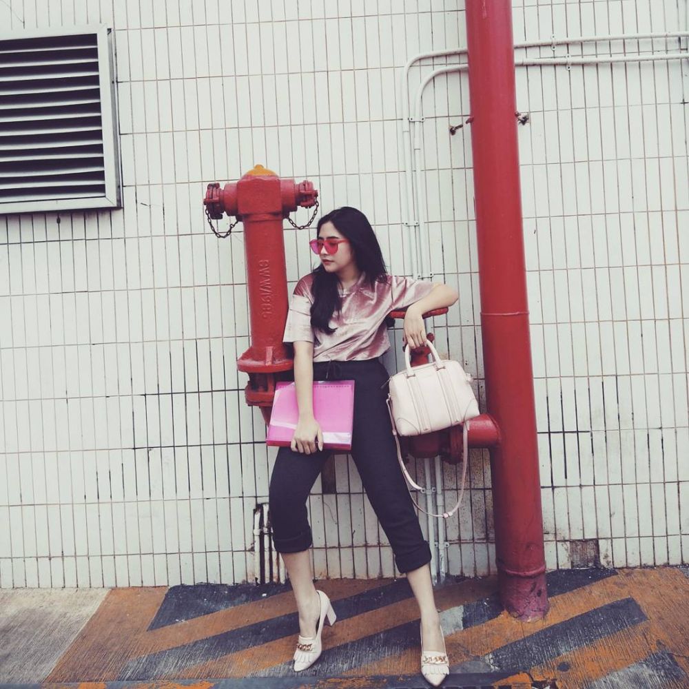 10 Gaya OOTD Prilly Latuconsina saat ke kampus, stylish abis