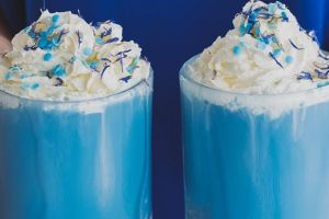 5 Kreasi blue matcha, minuman kekinian yang lagi hits di media sosial