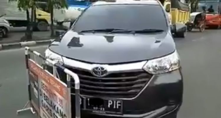 7 Aksi emak-emak vs polisi yang bikin ngakak jungkir balik