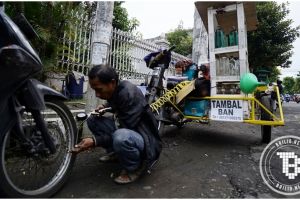 Kisah Didik, bertahan hidup lewat jasa tambal ban keliling