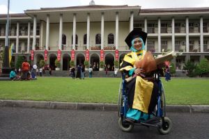 Difabel lulus kedokteran UNS, cumlaude S2 UGM, bersiap S3 di Eropa