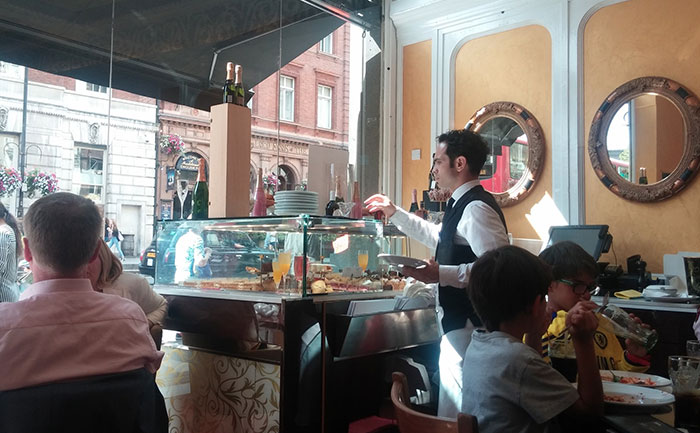 Tidak diberi uang tip layak, kisah pelayan restoran ini bikin haru