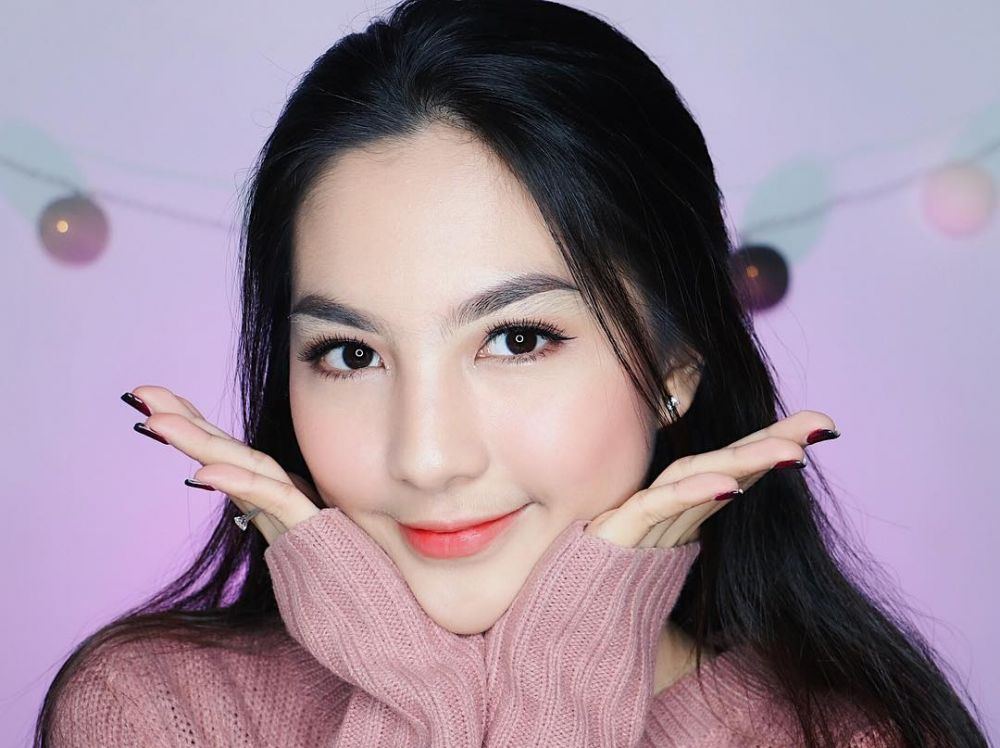 10 Gaya Devienna, beauty vlogger yang mirip Jessica Mila
