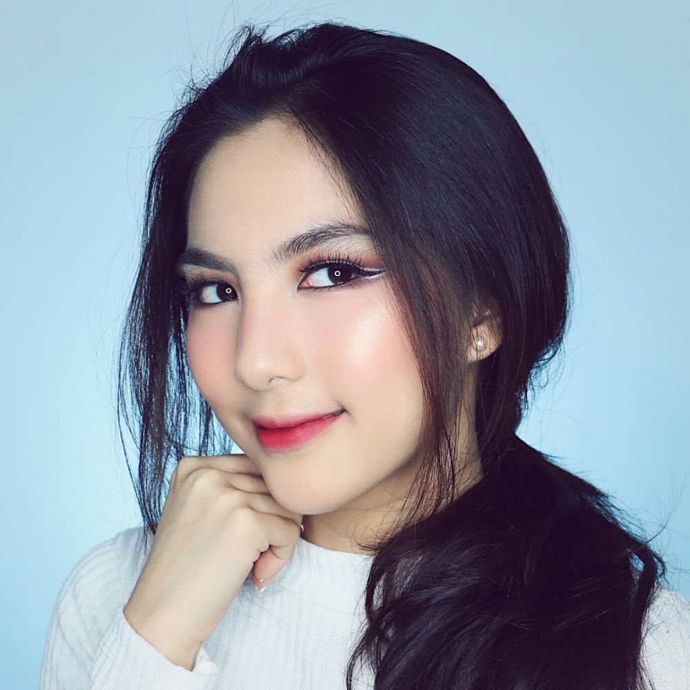 10 Gaya Devienna, beauty vlogger yang mirip Jessica Mila