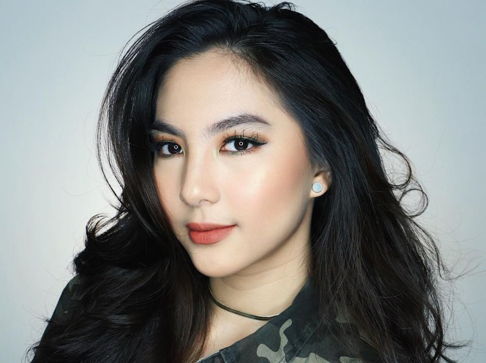 10 Gaya Devienna, beauty vlogger yang mirip Jessica Mila