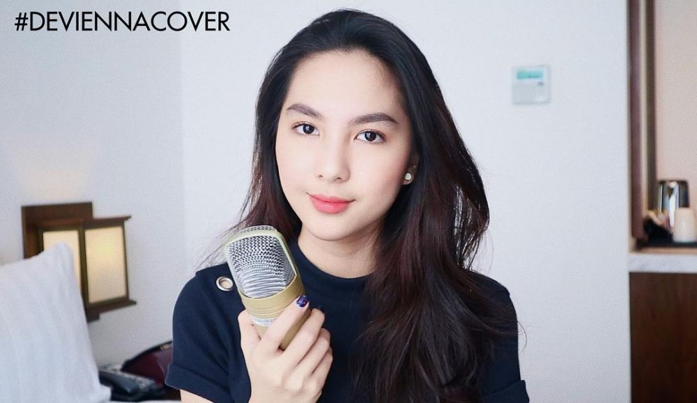 10 Gaya Devienna, beauty vlogger yang mirip Jessica Mila