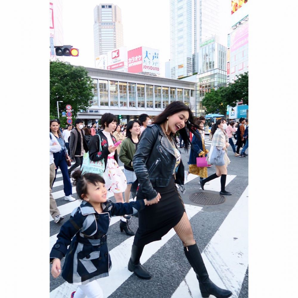 Jadi single parent, ini 10 momen Denada rawat putri kecilnya