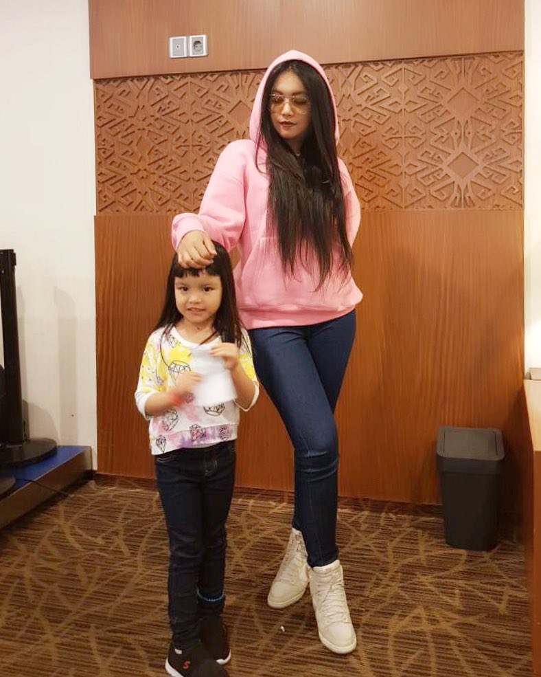 Jadi single parent, ini 10 momen Denada rawat putri kecilnya