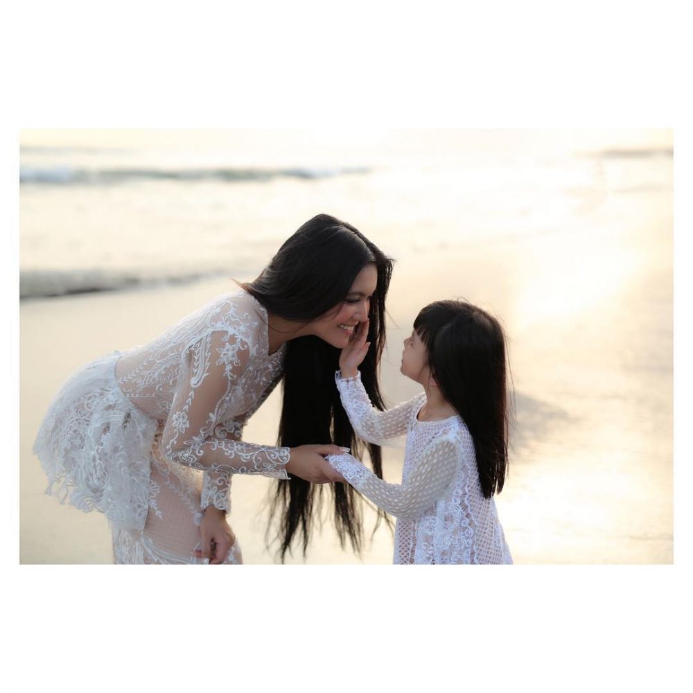 Jadi single parent, ini 10 momen Denada rawat putri kecilnya